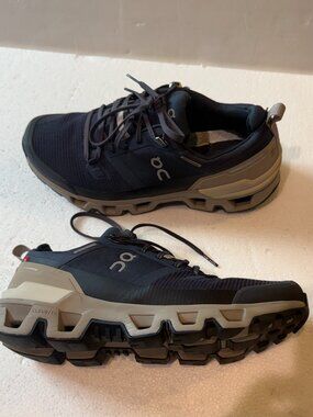 ON Running Cloudwander Women's Size 10 Waterproof Hiking Sneakers Navy / Gray